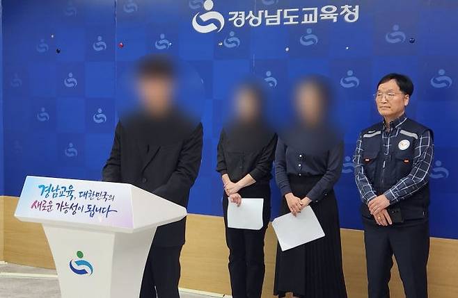 [창원=뉴시스]악성 학부모 민원에 고통 호소하는 경남교사노조. 사진 오른쪽 첫번째는 이충수 경남교사노조위원장. (사진=경남교사노조 제공) 2026.05.06.photo@newsis.com *재판매 및 DB 금지