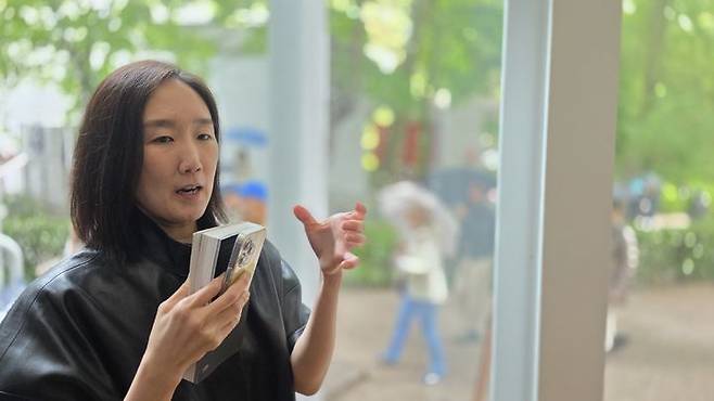 [베니스=뉴시스] 사진=박현주 미술전문기자 = 제61회 베니스비엔날레 한국관에 참여한 최고은 작가가 6일(현지시간) 이탈리아 베네치아 자르디니에서 일본관 방향으로 뻗어 설치한 신작 ‘메르디앙(Meridian)’을 설명하고 있다.  2026.05.06. hyun@newsis.com *재판매 및 DB 금지