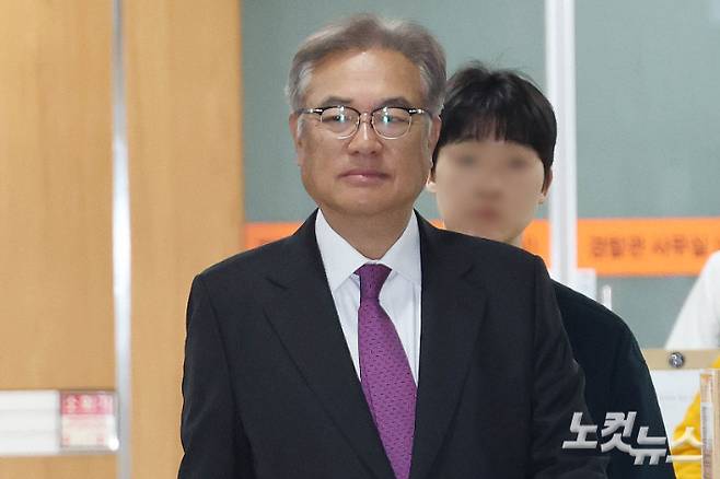 정진석 전 대통령 비서실장이 17일 오전 서울 서초구 서울중앙지방법원에서 열린 헌법재판관 미임명 혐의 관련 공판에 출석하고 있다. 류영주 기자