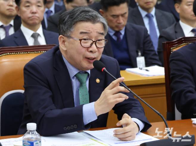 유철환 전 국민권익위원장. 윤창원 기자