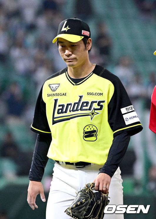 [OSEN=인천, 최규한 기자] 7일 인천 SSG랜더스 필드에서 ‘2025 신한 SOL Bank KBO리그’ SSG 랜더스와 NC 다이노스의 경기가 열렸다.홈팀 SSG은 타케다 쇼타, 방문팀 NC는 커티스 테일러를 선발로 내세웠다.5회초 1사 1, 2루 상황 SSG 선발 타케다 쇼타가 마운드를 내려가고 있다. 2026.05.07 / dreamer@osen.co.kr