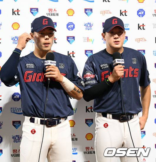 [OSEN=수원, 조은정 기자]롯데가 도박 징계를 마친 고승민, 나승엽의 활약을 앞세워 기분 좋은 대승을 거뒀다.&nbsp;프로야구 롯데 자이언츠는 6일 수원KT위즈파크에서 열린 2026 신한 SOL KBO리그 KT 위즈와의 시즌 4차전에서 8-1 완승을 거뒀다.&nbsp;롯데 고승민, 나승엽이 수훈선수 인터뷰를 하고 있다. 2026.05.06 /cej@osen.co.kr