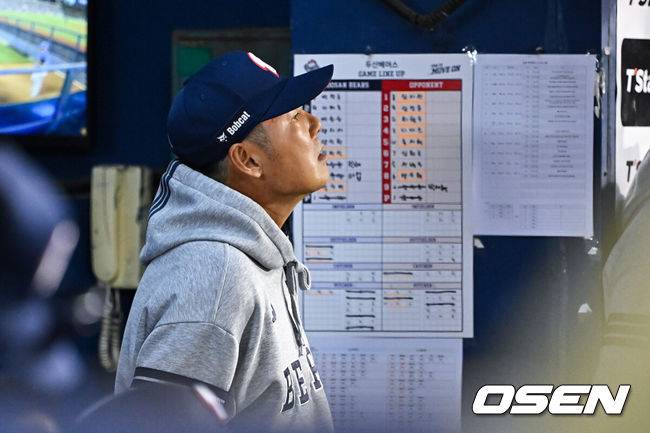 [OSEN=잠실, 박준형 기자] 28일 오후 서울 잠실구장에서 2026 신한 SOL KBO리그 두산 베어스와 삼성 라이온즈의 경기가 진행됐다.이날 두산은 곽빈을, 삼성은 후라도를 선발투수로 내세웠다.9회말 무사 1,2루 대타 손아섭이 헛스윙 삼진아웃 당하자 두산 김원형 감독이 아쉬워하고 있다.  2026.04.28 / soul1014@osen.co.kr