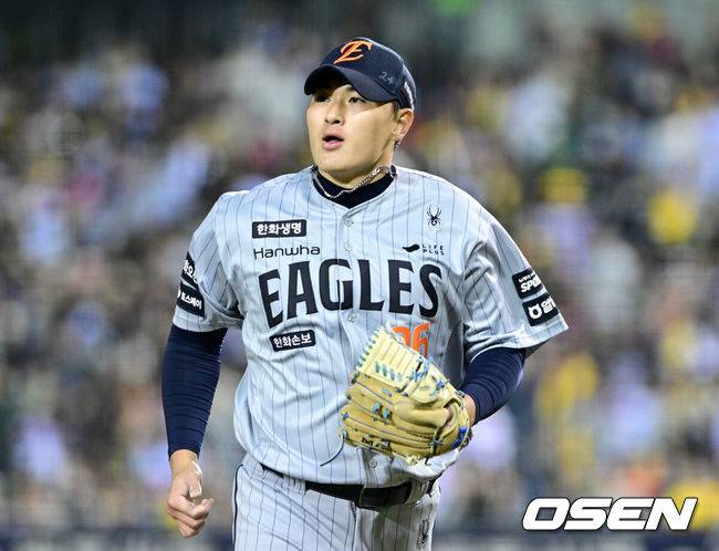 [OSEN=잠실, 최규한 기자] 22일 서울 잠실야구장에서 ‘2026 신한 SOL KBO리그’ LG 트윈스와 한화 이글스의 경기가 열렸다.홈팀 LG는 라클란 웰스, 방문팀 한화는 왕옌청을 선발로 내세웠다. 7회말 1사 만루 상황 마운드에 올라 실점없이 이닝을 마무리지은 한화 박준영이 더그아웃으로 향하고 있다. 2026.04.22 / dreamer@osen.co.kr