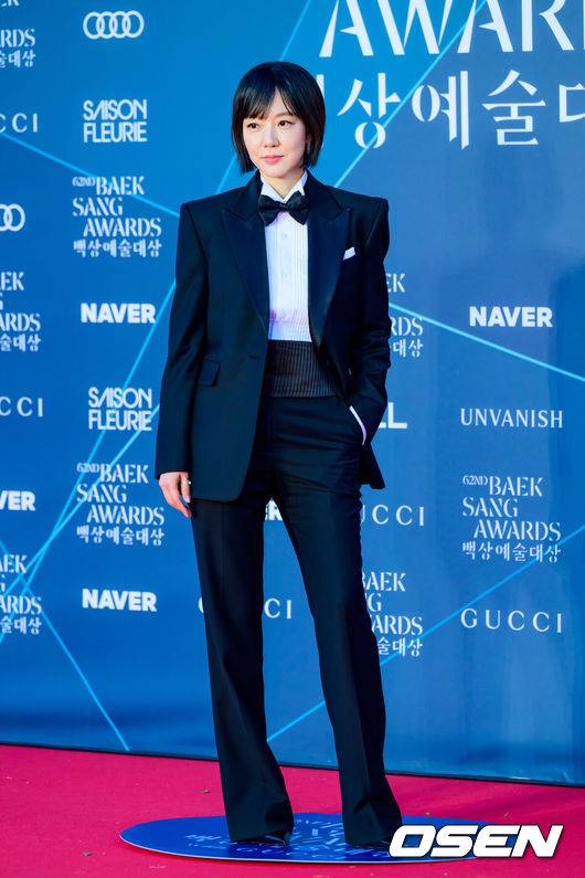 [OSEN=박준형 기자] 8일 오후 서울 삼성동 코엑스에서 ‘제62회 백상예술대상’ 시상식이 진행됐다.여덟 번째 호흡을 맞추는 3명의 MC&nbsp;신동엽·수지·박보검이 올해도 시상식 진행을 맡았다.  영화 부문에선 ‘왕과 사는 남자’(감독&nbsp;장항준)와 ‘어쩔수가없다’(감독&nbsp;박찬욱)가 치열하게 경쟁을 벌이고, 방송 부문에서도 여러 쟁쟁한 후보들이 수상 여부를 두고 각축을 벌인다.배우 임수정이 포즈를 취하고 있다.   2026.05.08 / soul1014@osen.co.kr