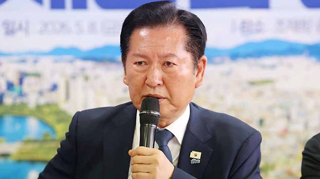 정청래 민주당 대표가 8일 노상원 수첩 속 연평도 수용 시설을 언급하며 울먹이고 있다. 정 대표는 이날 계엄 성공 시 연평도 바다의 꽃게밥이 됐을 것이라며 울분을 토했다. 뉴시스