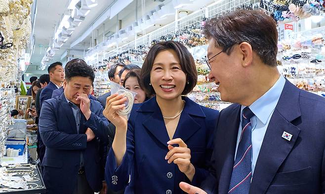 이재명 대통령과 김혜경 여사가 8일 서울 남대문시장을 방문했다. 이날 이 대통령 부부가 시장 악세서리 가게를 방문해 물건을 고르고 있다. 청와대 제공