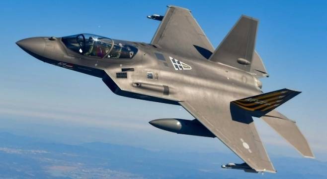 한국형 전투기 KF-21 보라매 시제기가 비행하고 있다. 해외 군사 전문매체는 캐나다의 F-35 도입 재검토 국면에서 KF-21이 비용과 전력 확장성 측면에서 대안이 될 수 있다고 주장했다. 사진=KAI/자료사진