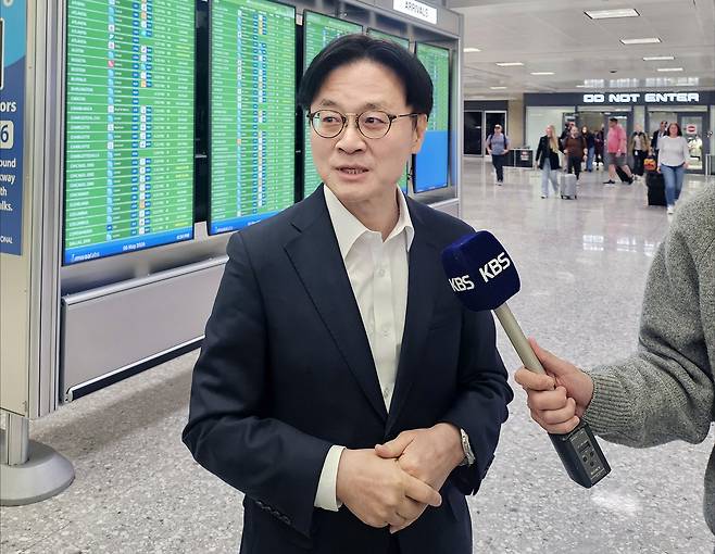 김정관 산업통상부 장관이 6일(현지시간) 미국 덜레스 국제공항에서 기자들의 질문에 답하고 있다. 워싱턴=연합뉴스