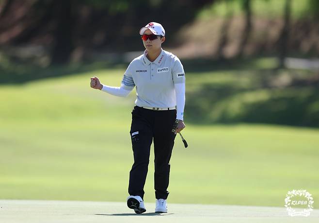 김효주가 8일 경기 용인의 수원CC 뉴코스에서 열린 한국여자프로골프(KLPGA) 투어 NH투자증권 레이디스 챔피언십 1라운드 12번 홀에서 버디 퍼트를 넣은 뒤 주먹을 쥐어 보이고 있다. 사진 제공=KLPGA