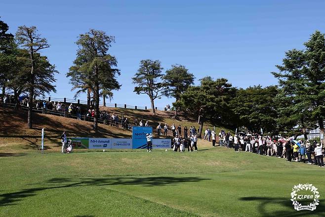 김효주가 8일 경기 용인의 수원CC 뉴코스에서 열린 한국여자프로골프(KLPGA) 투어 NH투자증권 레이디스 챔피언십 1라운드 11번 홀에서 팬들의 응원을 받으며 티샷을 하고 있다. 사진 제공=KLPGA