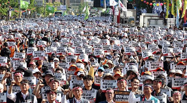 이달 1일 서울 종로구 동화면세점 앞에서 열린 2026 세계노동절대회에서 전국민주노동조합총연맹 조합원들이 구호를 외치고 있다.  연합뉴스