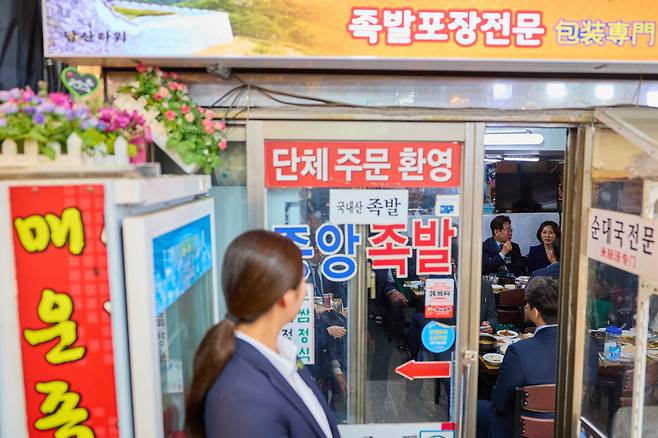 이재명 대통령과 김혜경 여사가 8일 서울 남대문시장 한 식당에서 식사를 하고 있다. 사진=청와대 제공