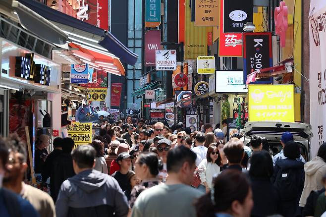 지난 1일 서울 중구 명동을 찾은 외국인 관광객들이 거리를 둘러보고 있다. ⓒ연합뉴스