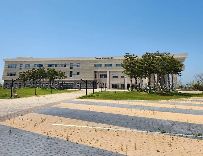 지난 4일 오후 사방을 둘러봐도 기댈 곳 하나 없는 전북 부안군 하서면 새만금 매립지 관광레저용지 1지구. 2023년 새만금 세계스카우트잼버리 대회 당시 건립된 '글로벌 청소년리더센터'가 끝없이 펼쳐진 초원 한쪽 편에 나홀로 서 있었다. '글로벌 인재양성'이라는 거창한 청사진이 무색할 만큼 인적이 끊겨 적막했다.&nbsp;보도블럭 사이에는 잡초가 듬성듬성 솟아올랐다. ⓒ시사저널 정성환