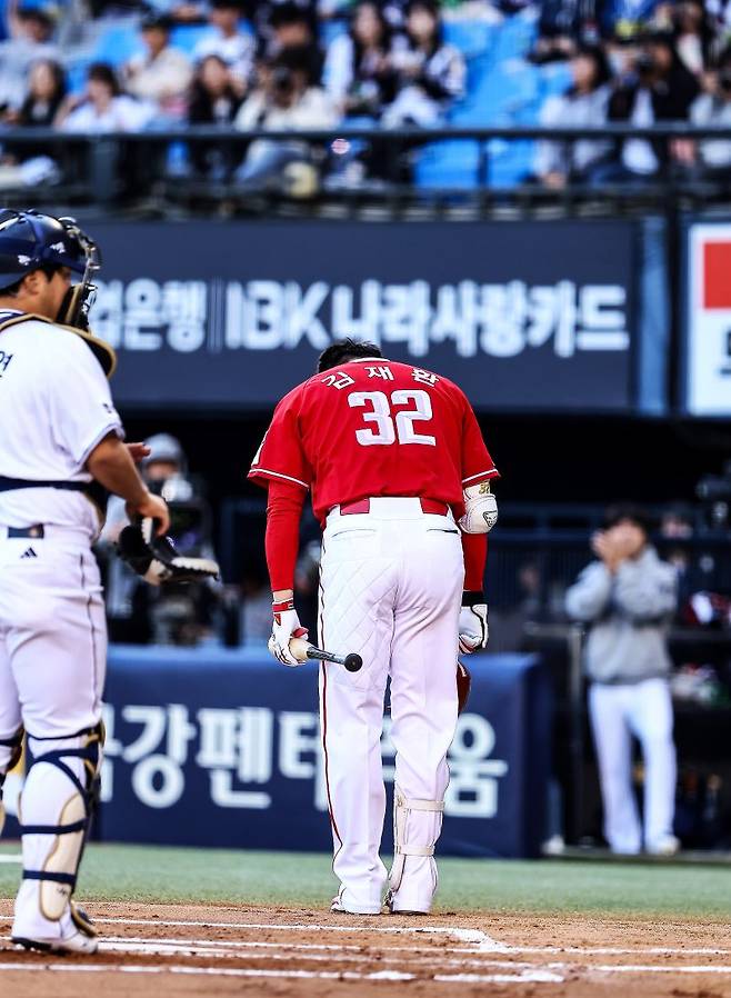 ▲ 8일 잠실 두산전 첫 타석을 앞두고 1루 측의 두산 팬들에게 정중하게 인사하는 김재환 ⓒSSG랜더스