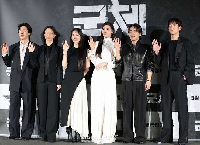 (서울=뉴스1) 권현진 기자 = 배우 고수(왼쪽부터)와 김신록, 신현빈, 전지현, 구교환, 지창욱이 6일 서울 용산구 CGV용산아이파크몰에서 열린 영화 '군체' 제작보고회에 참석해 포즈를 취하고 있다.  '군체'는 정체불명의 감염사태로 봉쇄된 건물 안, 고립된 생존자들이 예측할 수 없는 형태로 진화하는 감염자들에 맞서 벌이는 사투를 그린 작품이다. 2026.4.6/뉴스1  Copyright (C) 뉴스1. All rights reserved. 무단 전재 및 재배포,  AI학습 이용 금지. /사진=(서울=뉴스1) 권현진 기자