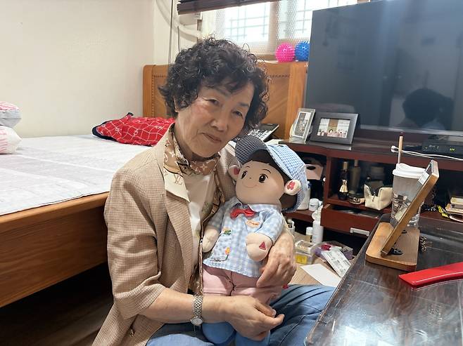 효돌이를 품에 안은 허순춘 어르신 [촬영 한지은]