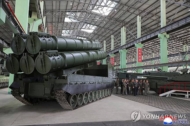 김정은, 중요군수공장 시찰 (평양 조선중앙통신=연합뉴스) 김정은 북한 국무위원장이 지난 6일 중요군수기업소를 방문해 "올해 중에 남부 국경 장거리 포병부대에 장비시키게 되어 있는 3개 대대분의 신형 자행평곡사포 생산실태를 료해(파악)"했다고 조선중앙통신이 8일 보도했다. 2026.5.8 
    [국내에서만 사용가능. 재배포 금지. For Use Only in the Republic of Korea. No Redistribution] nkphoto@yna.co.kr