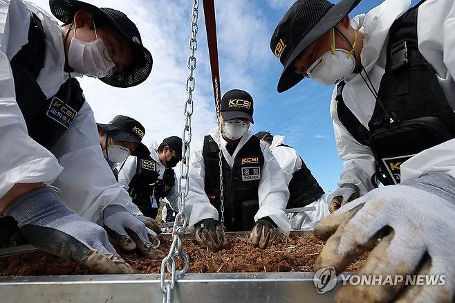 무안공항 참사 현장 세밀하게 재수색 (무안=연합뉴스) 조남수 기자 = 13일 전남 무안국제공항에서 경찰과학수사대가 제주항공 여객기 참사 미수습 유해를 찾기 위해 재수색하고 있다. 2026.4.13 iso64@yna.co.kr