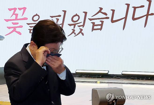 눈물 닦는 이재명 대통령 (서울=연합뉴스) 한상균 기자 = 이재명 대통령이 8일 서울 중구 대한상공회의소에서 열린 어버이날 기념식에서 축사 후 눈물을 닦고 있다. 이 대통령은 축사에 앞서 순직 경찰관, 소방관 부모님들에게 카네이션을 달아드렸다. 2026.5.8  [청와대통신사진기자단] xyz@yna.co.kr