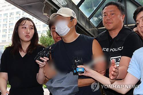 부모·형 살해한 30대 구속심사 출석 [연합뉴스 자료사진]