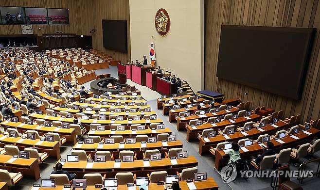 39년 만의 개헌 불발…안건 없는 본회의 (서울=연합뉴스) 이동해 기자 = 우원식 국회의장이 8일 국회에서 열린 제435회 국회(임시회) 2차 본회의에서 헌법 개정안 표결과 50개 법안 처리와 관련해 국민의힘의 필리버스터 신청으로 안건을 상정하지 않겠다고 밝히고 있다. 2026.5.8 eastsea@yna.co.kr