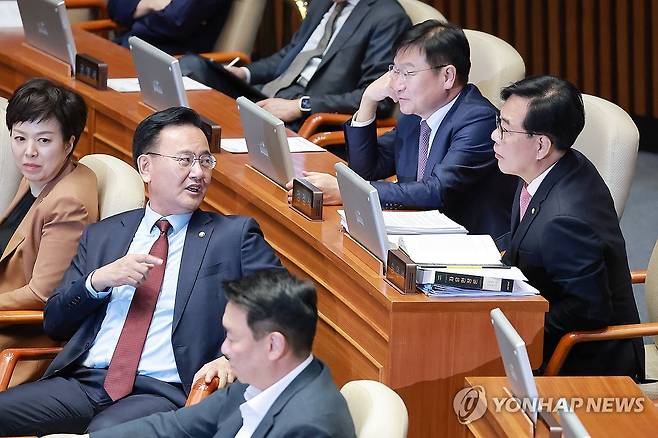 대화하는 국민의힘 원내지도부 (서울=연합뉴스) 신현우 기자 = 8일 국회에서 열린 5월 임시국회 제2차 본회의에서 국민의힘 송언석 원내대표와 유상범 원내운영수석부대표가 대화하고 있다.
    앞서 국민의힘은 대한민국헌법 개정안과 다른 법안에 대해 필리버스터(무제한 토론을 통한 합법적 의사진행 방해)를 하겠다고 밝혔다. 이에 우원식 국회의장은 이날 대한민국헌법 개정안 등을 본회의에 상정하지 않았다. 2026.5.8 nowwego@yna.co.kr