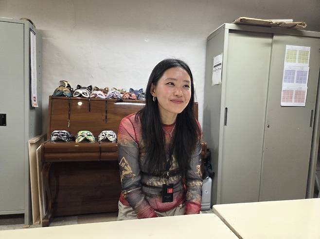 홍은주 작가 (베네치아=연합뉴스) 박의래 기자 = 지난 7일(현지시간) 이탈리아 베네치아 대만관 오프닝에서 홍은주 작가가 작품에 관해 설명하고 있다. 2026.5.8. laecorp@yna.co.kr