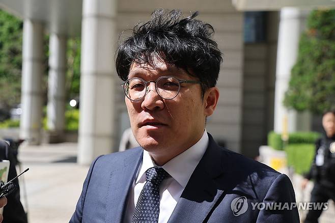 '김건희 공천청탁' 김상민 2심서 유죄로 뒤집혀…징역형 집유 (서울=연합뉴스) 서대연 기자 = 김건희 여사에게 고가의 그림을 건네고 공천을 청탁했다는 의혹을 받는 김상민 전 부장검사가 8일 서울 서초구 서울고등법원에서 열린 2심 선고 공판에서 징역형 집행유예를 선고받은 뒤 법정을 나서며 취재진에 입장을 밝히고 있다. 2026.5.8 dwise@yna.co.kr