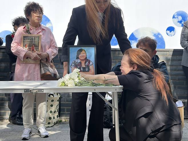 해외입양인 고(故) 박미애 씨를 추모하는 어머니 이애리라나(오른쪽)씨 [촬영 양수연]