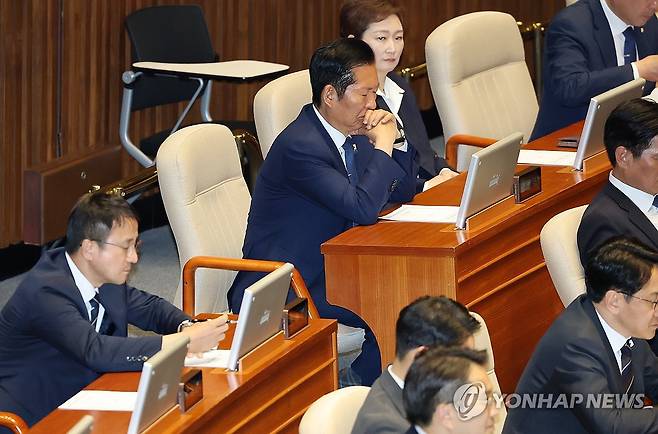 눈감고 국회의장 발언 듣는 정청래 대표 (서울=연합뉴스) 이동해 기자 = 더불어민주당 정청래 대표가 8일 국회에서 열린 5월 임시국회 제2차 본회의에서 우원식 국회의장의 발언을 듣고 있다.
앞서 국민의힘은 대한민국헌법 개정안과 다른 법안에 대해 필리버스터(무제한 토론을 통한 합법적 의사진행 방해)를 하겠다고 밝혔다. 이에 우원식 국회의장은 이날 대한민국헌법 개정안 등을 본회의에 상정하지 않았다. 2026.5.8 eastsea@yna.co.kr