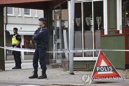 총격 사건이 발생한 현장을 지키고 있는 스웨덴 경찰 [AP 연합뉴스 자료사진. 재판매 및 DB 금지]