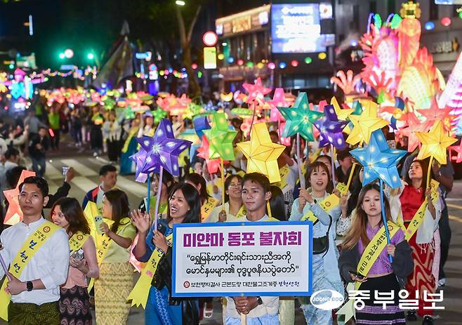 불기 2570년 부처님오신날을 이주일여 앞둔 9일 오후 수원 화성행궁에서 열린 2026 수원 연등회에서 사부대중과 시민들이 연등을 들고 행진을 하고 있다. 임채운기자