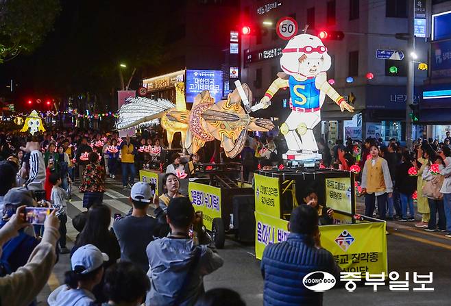 불기 2570년 부처님오신날을 이주일여 앞둔 9일 오후 수원 화성행궁에서 열린 2026 수원 연등회에서 사부대중과 시민들이 연등을 들고 행진을 하고 있다. 임채운기자