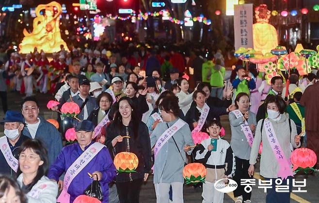 불기 2570년 부처님오신날을 이주일여 앞둔 9일 오후 수원 화성행궁에서 열린 2026 수원 연등회에서 사부대중과 시민들이 연등을 들고 행진을 하고 있다. 임채운기자