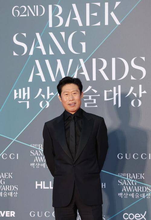 지난 8일 서울 강남구 코엑스에서 열린 ‘제62회 백상예술대상’에서 영화 부문 대상을 수상한 유해진 배우. 연합뉴스