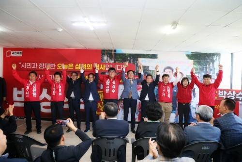 박상수 국민의힘 삼척시장 후보가 9일 대학로 중앙빌딩에서 이철규·신동욱 국회의원, 김일동 전 삼척시장 등이 참석한 가운데 선거사무소 개소식을 가졌다.