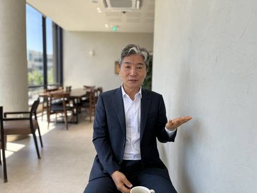 6일 포항의 한 카페에서 진행된 인터뷰에서 김승유 회장이 교화 우수 사례의 발굴과 전파에 대해 설명하고 있다.<김기태기자>