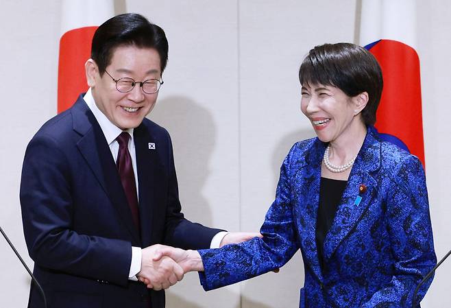 이재명(왼쪽) 대통령과 다카이치 사나에 일본 총리가 1월 13일 일본 나라현 회담장에서 한일 공동언론발표를 마친 뒤 악수하고 있다. (뉴시스)