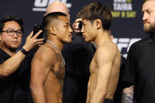 UFC 328에서 플라이급 타이틀전을 벌이는 챔피언 조슈아 반(왼쪽)과 도전자 타이라 타츠로가 서로 페이스오프를 하고 있다. 사진=UFC