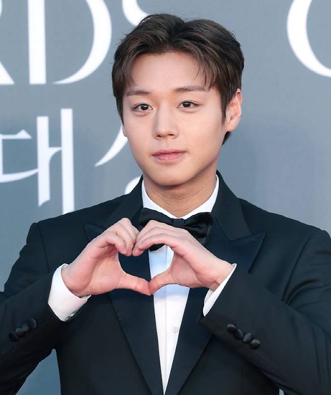 배우 박지훈이 8일 서울 강남구 코엑스에서 열린 ‘제62회 백상예술대상’ 레드카펫 행사에 참석해 포즈를 취하고 있다.(사진=뉴스1)