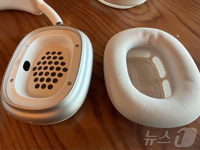 에어팟 맥스2 이어 쿠션을 분리한 모습. 밝은 메쉬 소재로 이염과 오염 관리가 필요한 점이 확인된다.2026.04.30/ⓒ 뉴스1 김민수 기자