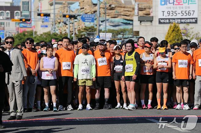 '0001'번을 가슴에 단 김동일 보령시장과 5km 종목 출전 마라톤 동호인들 모습.2026.5.9/뉴스1
