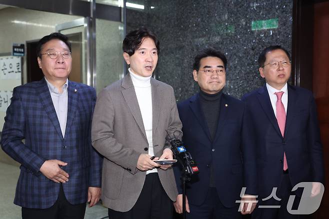 박성훈, 이성권 의원을 비롯한 부산에 지역구를 둔 국민의힘 의원들이 지난 3월 17일 서울 여의도 국회에서 6.3 지방선거 부산시장 후보 공천과 관련해 장동혁 대표 면담을 마친 후 취재진의 질의에 답변하고 있다. 2026.3.17 ⓒ 뉴스1 신웅수 기자