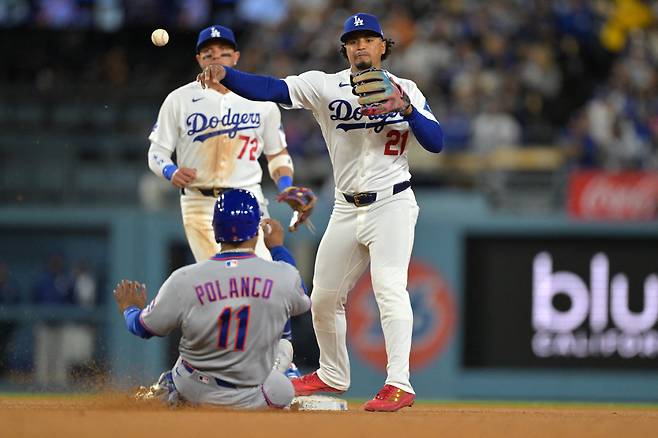 Apr 13, 2026; Los Angeles, California, USA;  New York Mets second baseman Jorge Polanco (11) is out as Los Angeles Dodgers second baseman Santiago Espinal (21) throws to first for a double play in the fifth inning at Dodger Stadium. Mandatory Credit: Jayne Kamin-Oncea-Imagn Images







<저작권자(c) 연합뉴스, 무단 전재-재배포, AI 학습 및 활용 금지>