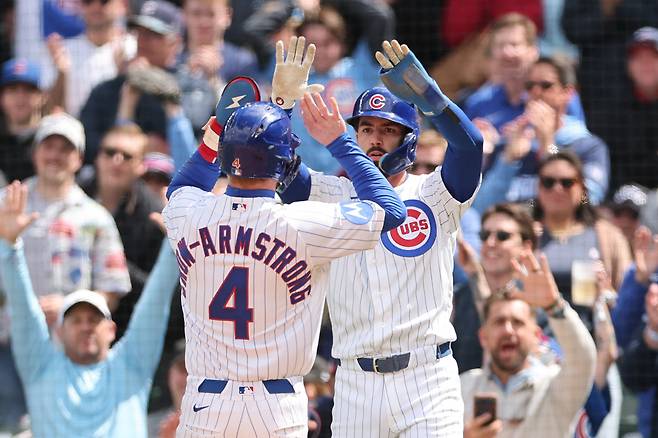 CHICAGO, ILLINOIS - MAY 07: Pete Crow-Armstrong #4 of the Chicago Cubs high fives Dansby Swanson #7 after scoring a run against the Cincinnati Reds during the fourth inning at Wrigley Field on May 07, 2026 in Chicago, Illinois.   Michael Reaves/Getty Images/AFP (Photo by Michael Reaves / GETTY IMAGES NORTH AMERICA / Getty Images via AFP)







<저작권자(c) 연합뉴스, 무단 전재-재배포, AI 학습 및 활용 금지>