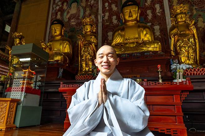 전남 구례 화엄사 각황전에서 범정스님이 합장하고 있다. /영상미디어 이신영 기자