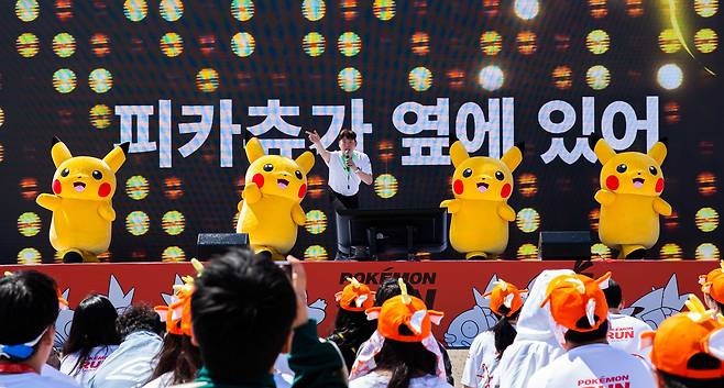 전국이 포켓몬으로 들썩이고 있다. 지난 5일 열린 ‘포켓몬 런’ 행사 무대에서 춤사위를 벌이는 피카츄들. /SKT