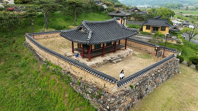 '연주리 도선장' 가까이엔 옥천 금강 비경 3선 중 하나인 '독락정'이 보인다. / 이경호 영상미디어 기자
